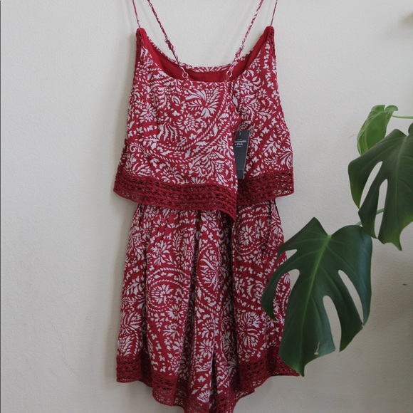 Dainty, red wine romper! Perfect for spring ;) - Picture 2 of 3
